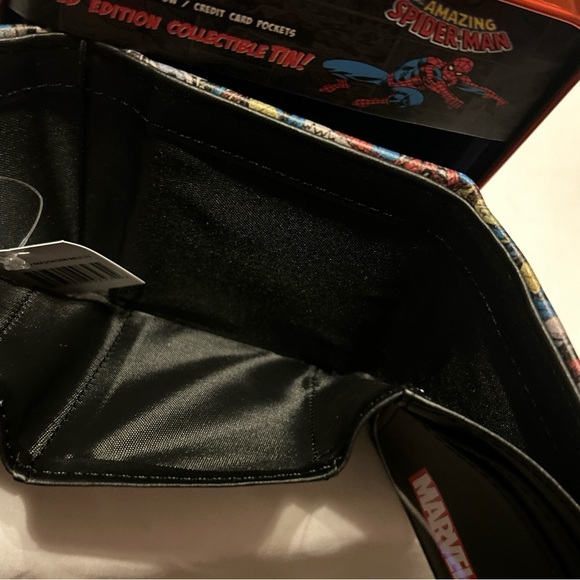 Sold Spider-Man Marvel Media Special Trifold Wallet in Red Collectors Tin - Picture 7 of 11
